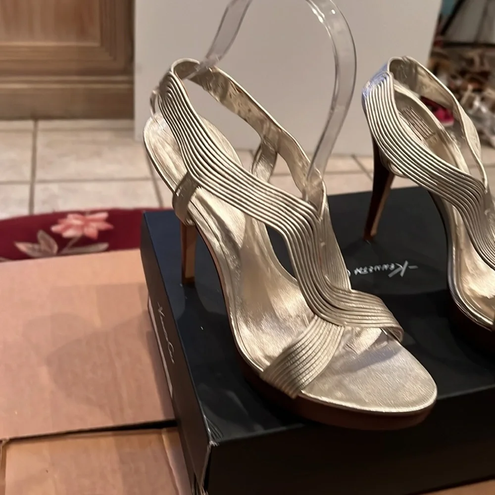 Pelle Moda Platform Sandals in Gold Cross Straps with Stacked Heel in Gold Sz 8